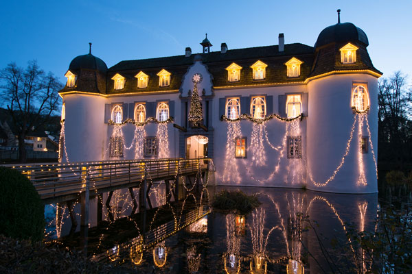Das Schloss Bottmingen mit Winterbeleuchtung